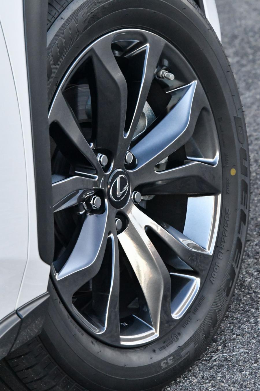 Колеса Lexus NX300 F-Sport 2017 года  (ZA) (фото 13 из 40)